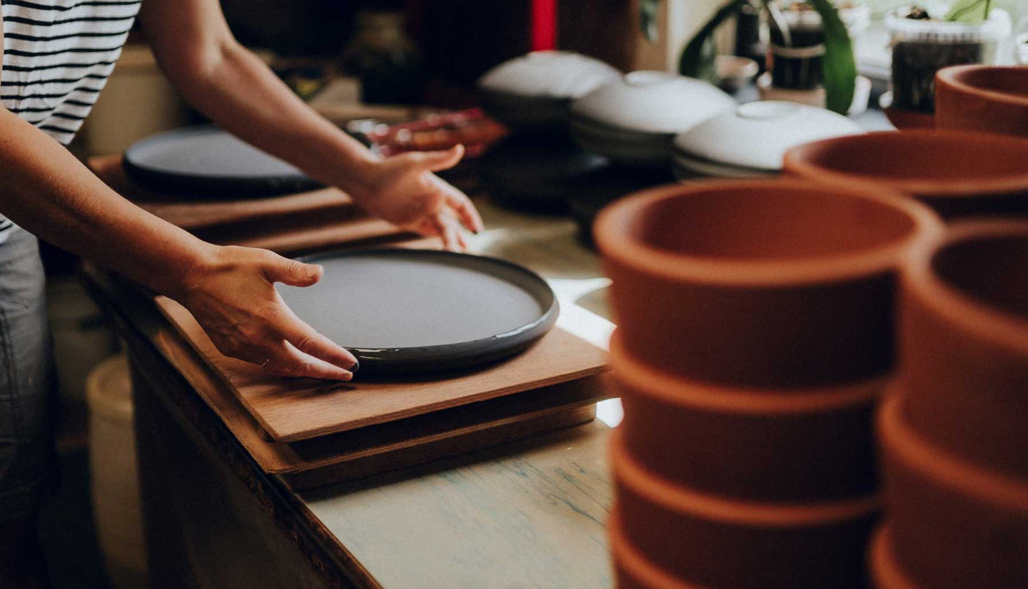 Glazing matte black clay plates